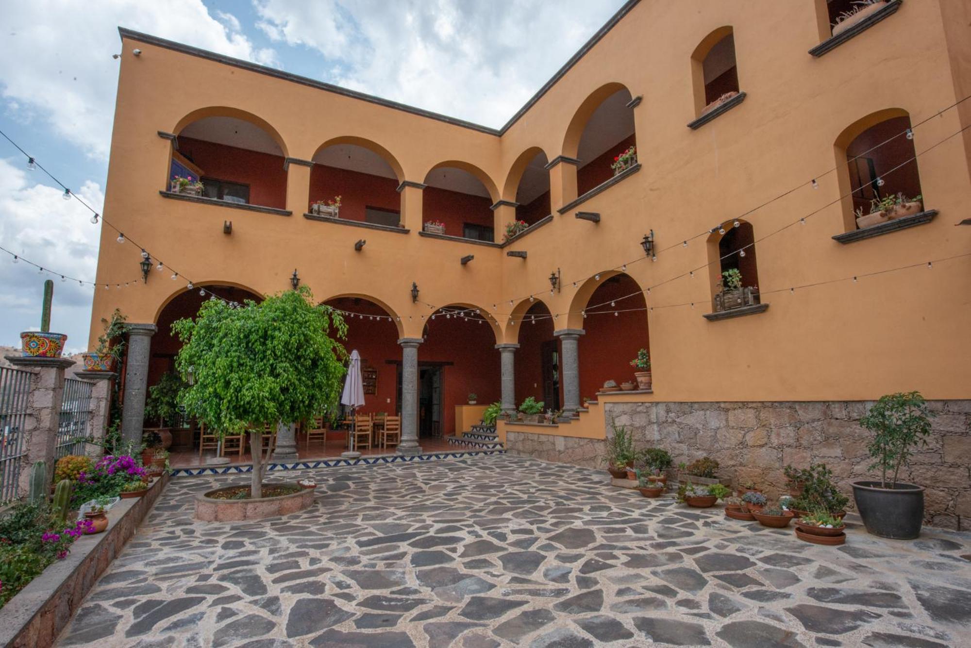 Camino Antiguo Hotel *